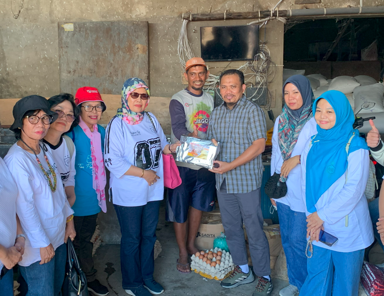 Guru Besar FMIPA Unhas Tinjau Penerapan Bakteri Asam Laktat pada Ayam Petelur di Sidrap